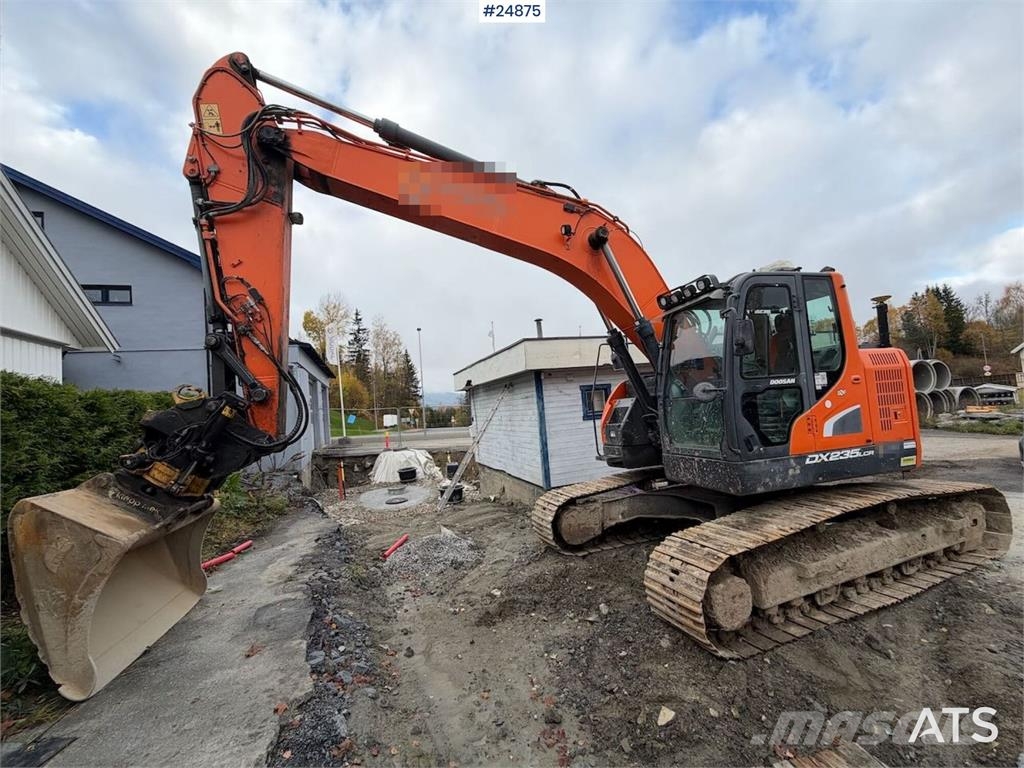Doosan DX235LCR-5 Crawler Excavator – Tiltrotator, 2 Buck Pelle sur chenilles