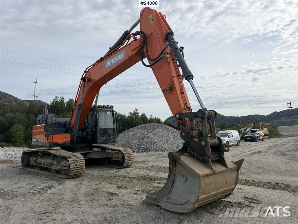 Doosan DX300 LC-5 excavator with digging bucket Rupsgraafmachines