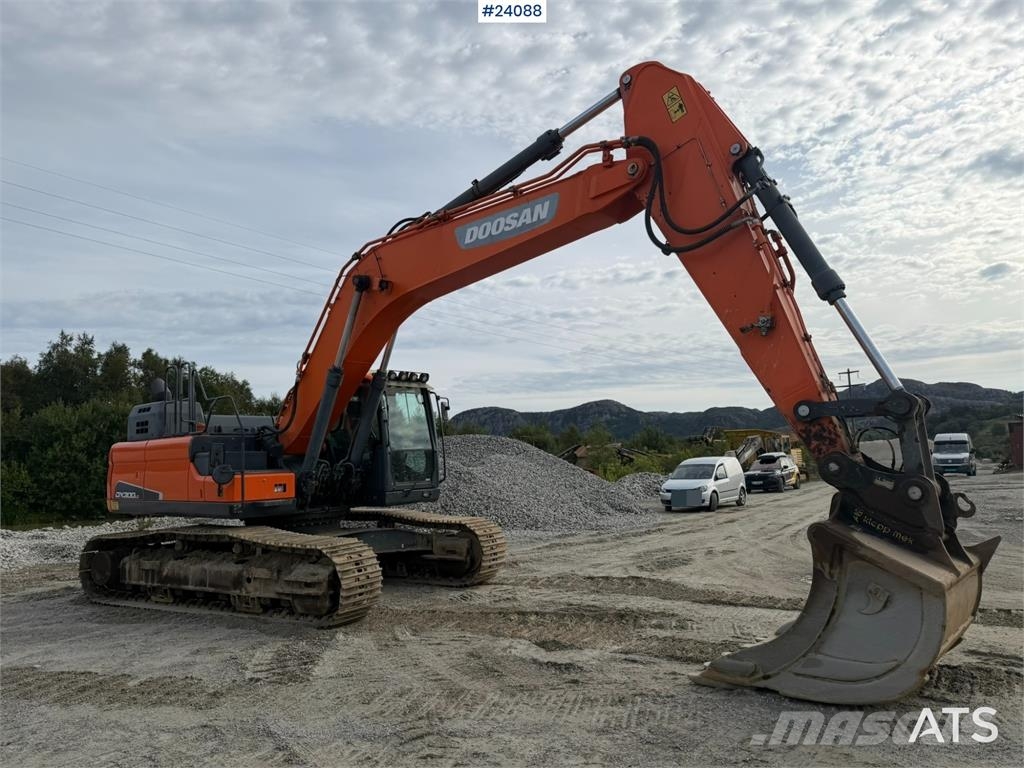 Doosan DX300 LC-5 excavator with digging bucket Rupsgraafmachines