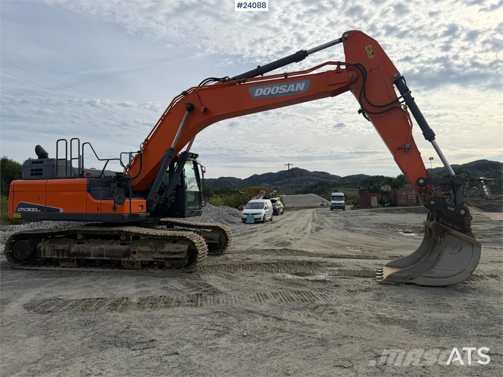 Doosan DX300 LC-5 excavator with digging bucket Rupsgraafmachines