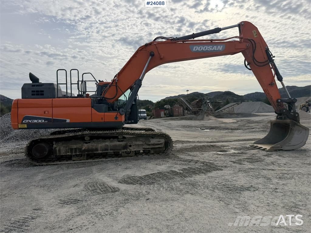 Doosan DX300 LC-5 excavator with digging bucket Rupsgraafmachines