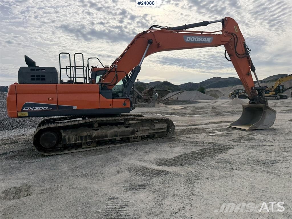 Doosan DX300 LC-5 excavator with digging bucket Rupsgraafmachines