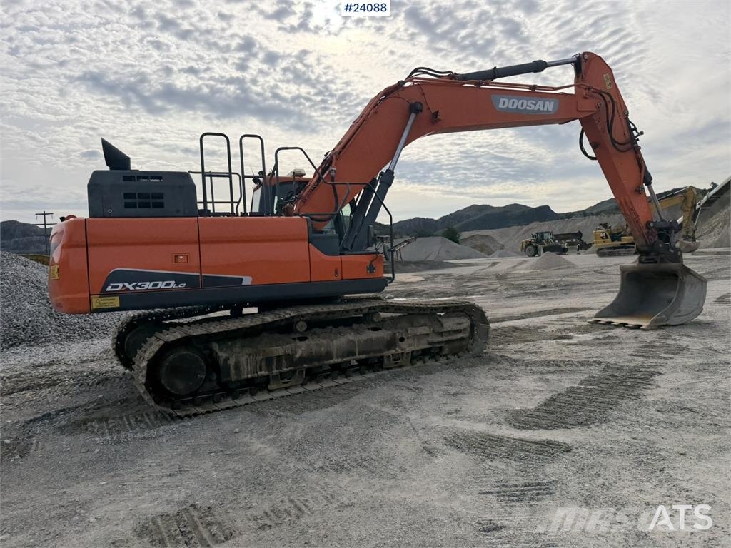 Doosan DX300 LC-5 excavator with digging bucket Rupsgraafmachines