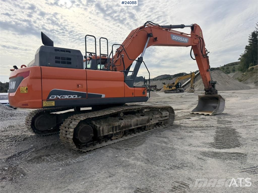 Doosan DX300 LC-5 excavator with digging bucket Rupsgraafmachines
