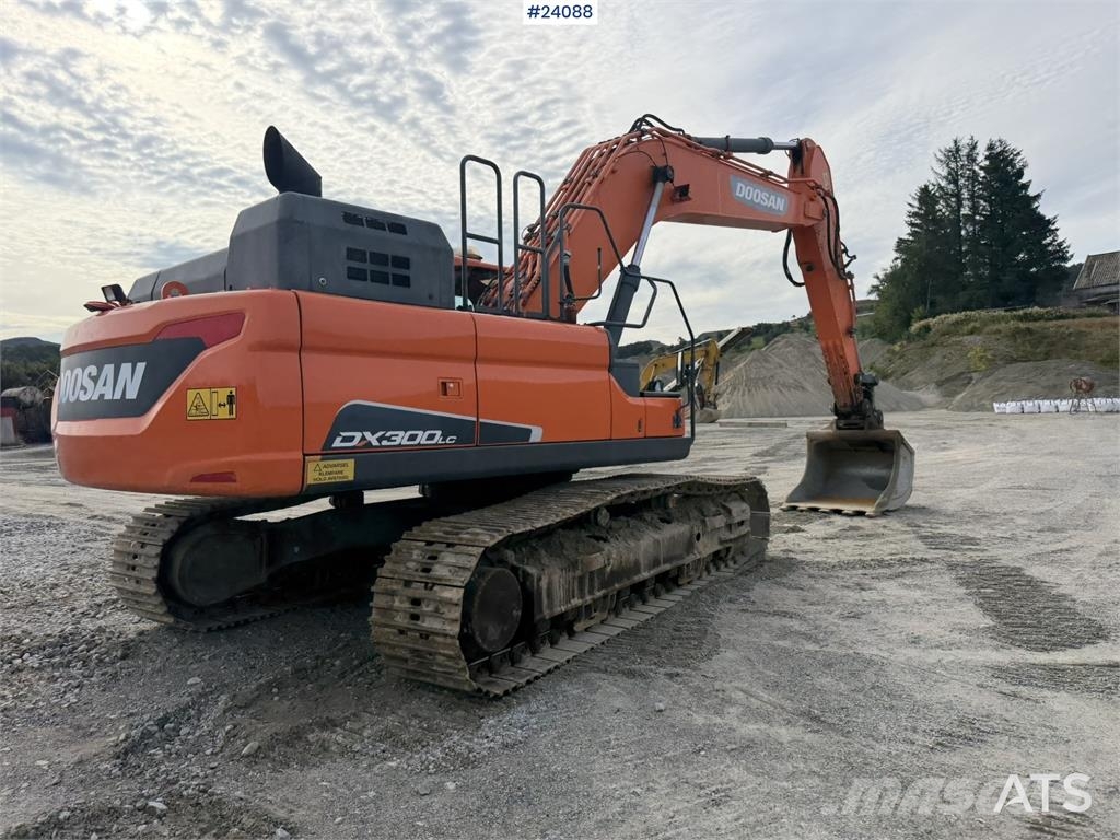 Doosan DX300 LC-5 excavator with digging bucket Rupsgraafmachines