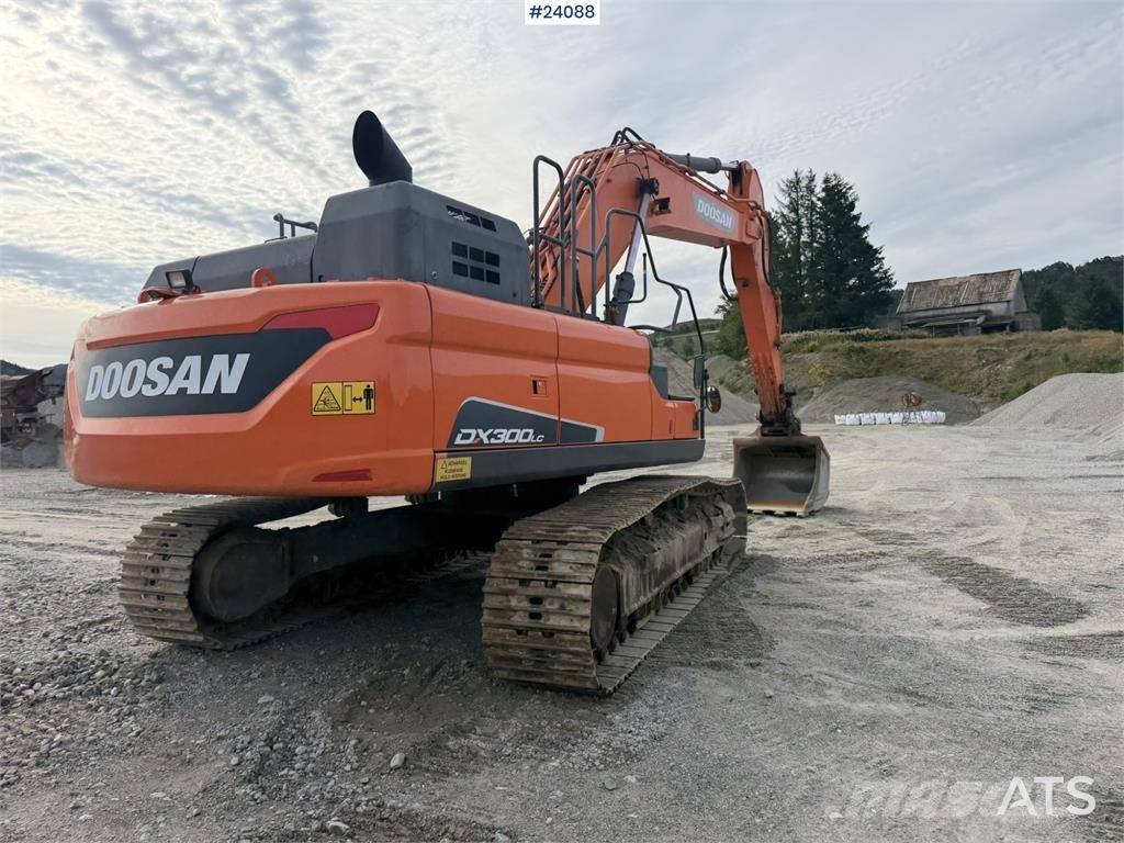 Doosan DX300 LC-5 excavator with digging bucket Rupsgraafmachines
