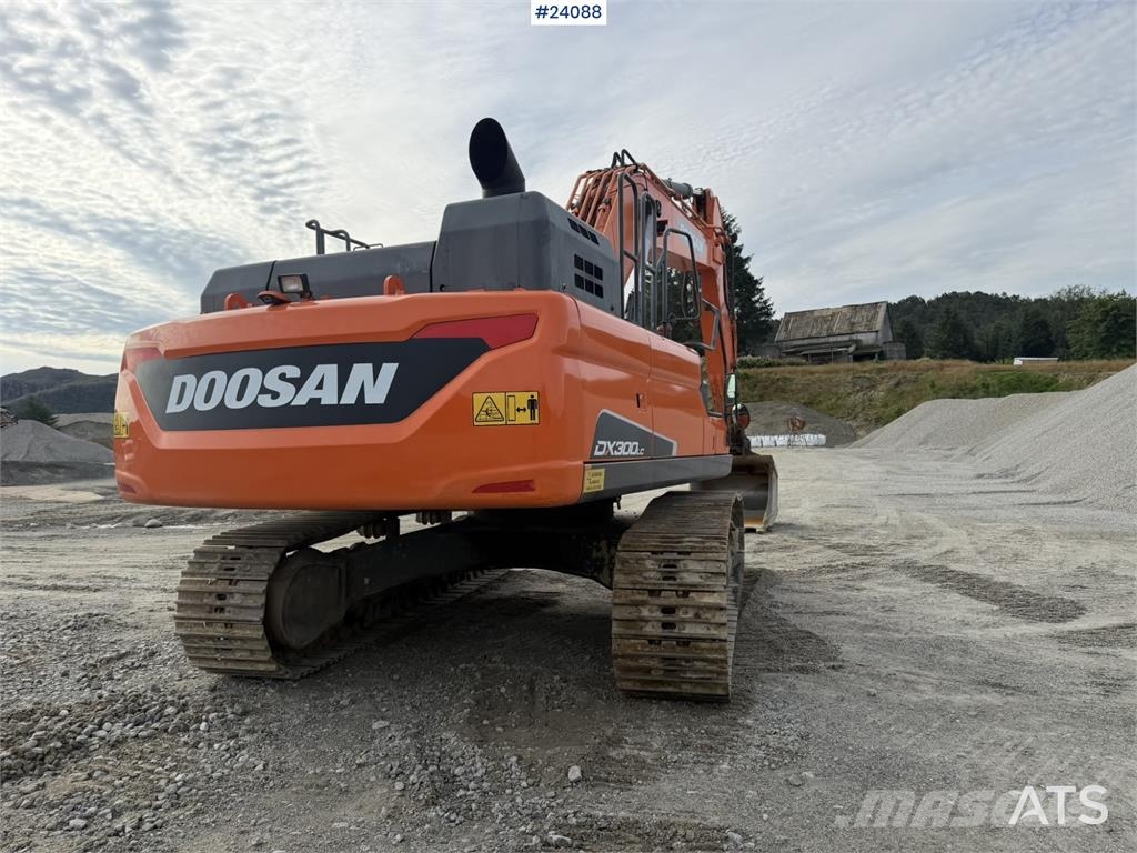 Doosan DX300 LC-5 excavator with digging bucket Rupsgraafmachines