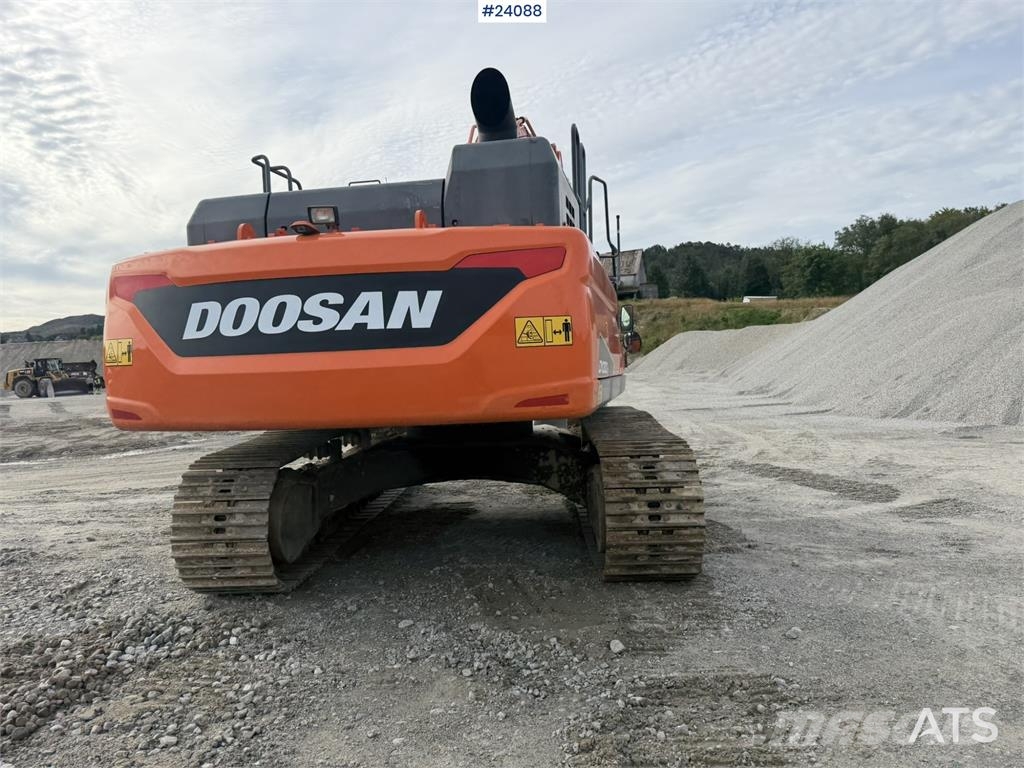 Doosan DX300 LC-5 excavator with digging bucket Rupsgraafmachines