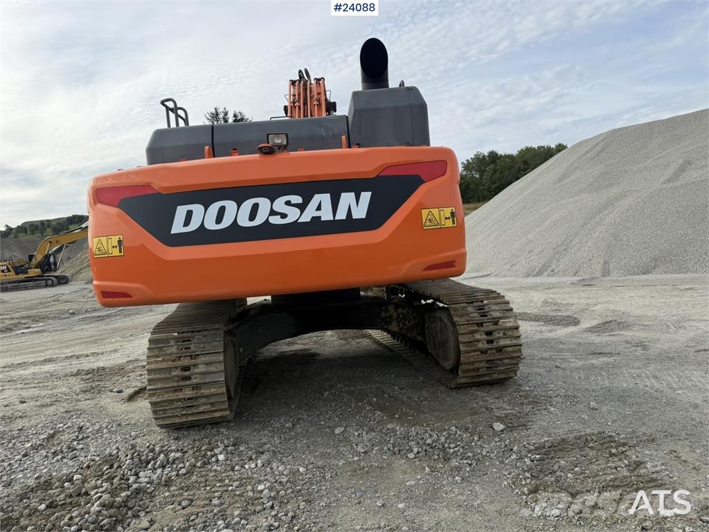 Doosan DX300 LC-5 excavator with digging bucket Rupsgraafmachines