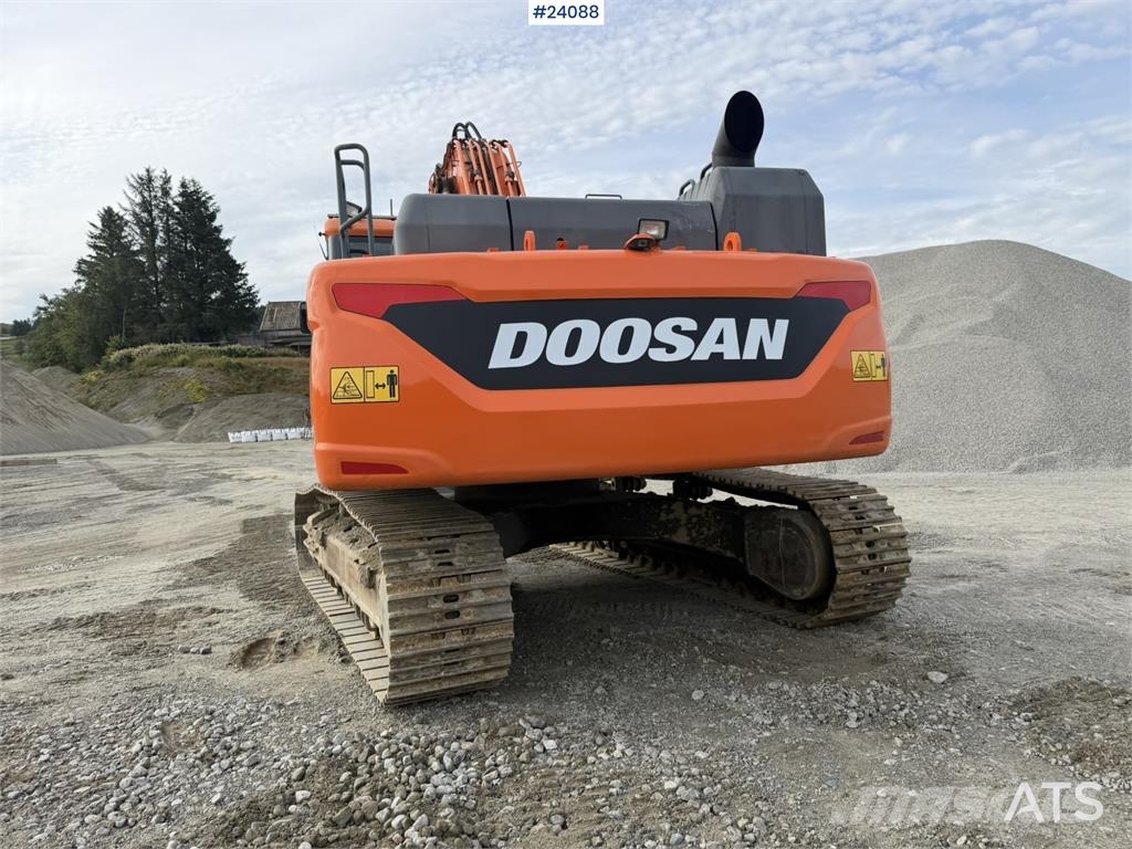 Doosan DX300 LC-5 excavator with digging bucket Rupsgraafmachines