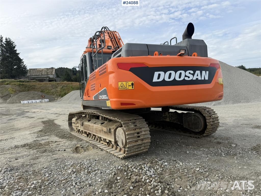 Doosan DX300 LC-5 excavator with digging bucket Rupsgraafmachines