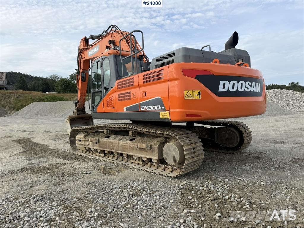 Doosan DX300 LC-5 excavator with digging bucket Rupsgraafmachines