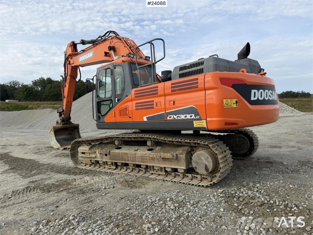 Doosan DX300 LC-5 excavator with digging bucket Rupsgraafmachines