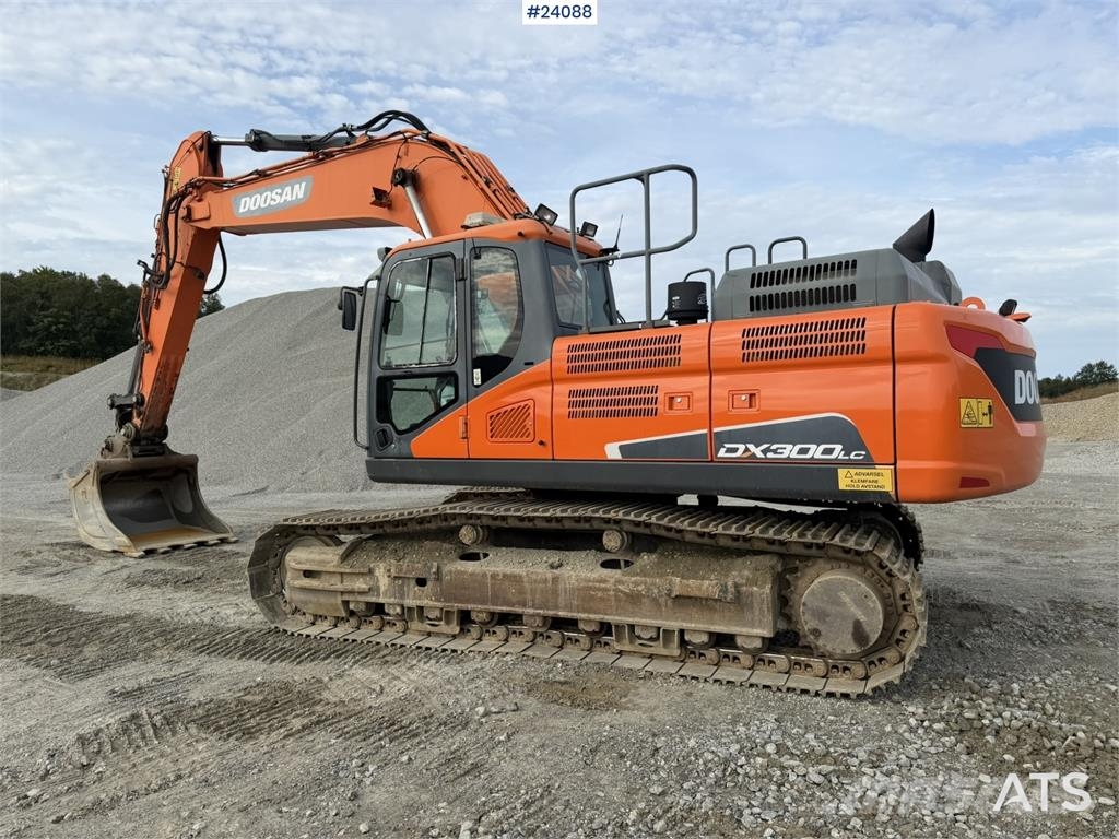 Doosan DX300 LC-5 excavator with digging bucket Rupsgraafmachines