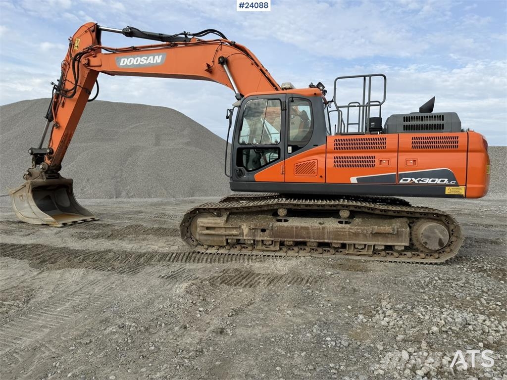 Doosan DX300 LC-5 excavator with digging bucket Rupsgraafmachines