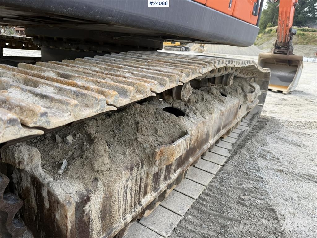 Doosan DX300 LC-5 excavator with digging bucket Rupsgraafmachines