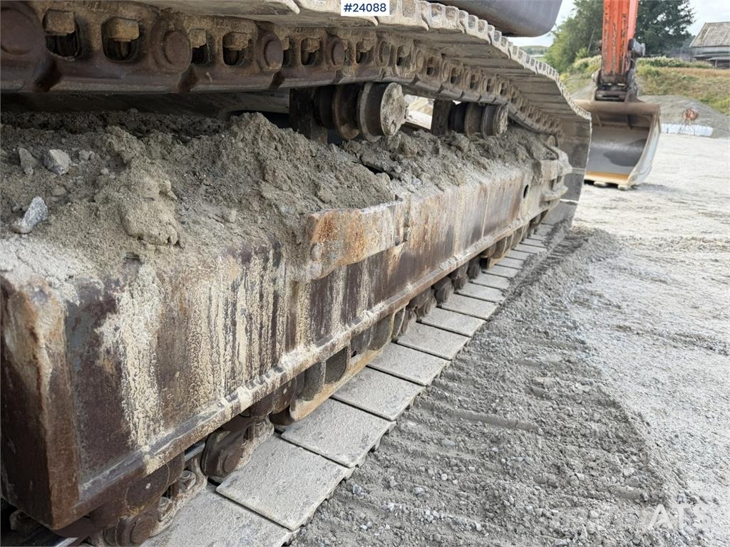 Doosan DX300 LC-5 excavator with digging bucket Rupsgraafmachines