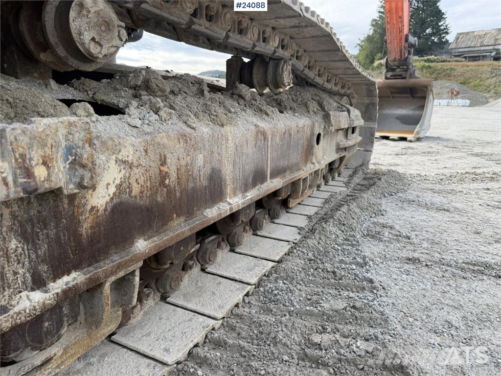 Doosan DX300 LC-5 excavator with digging bucket Rupsgraafmachines