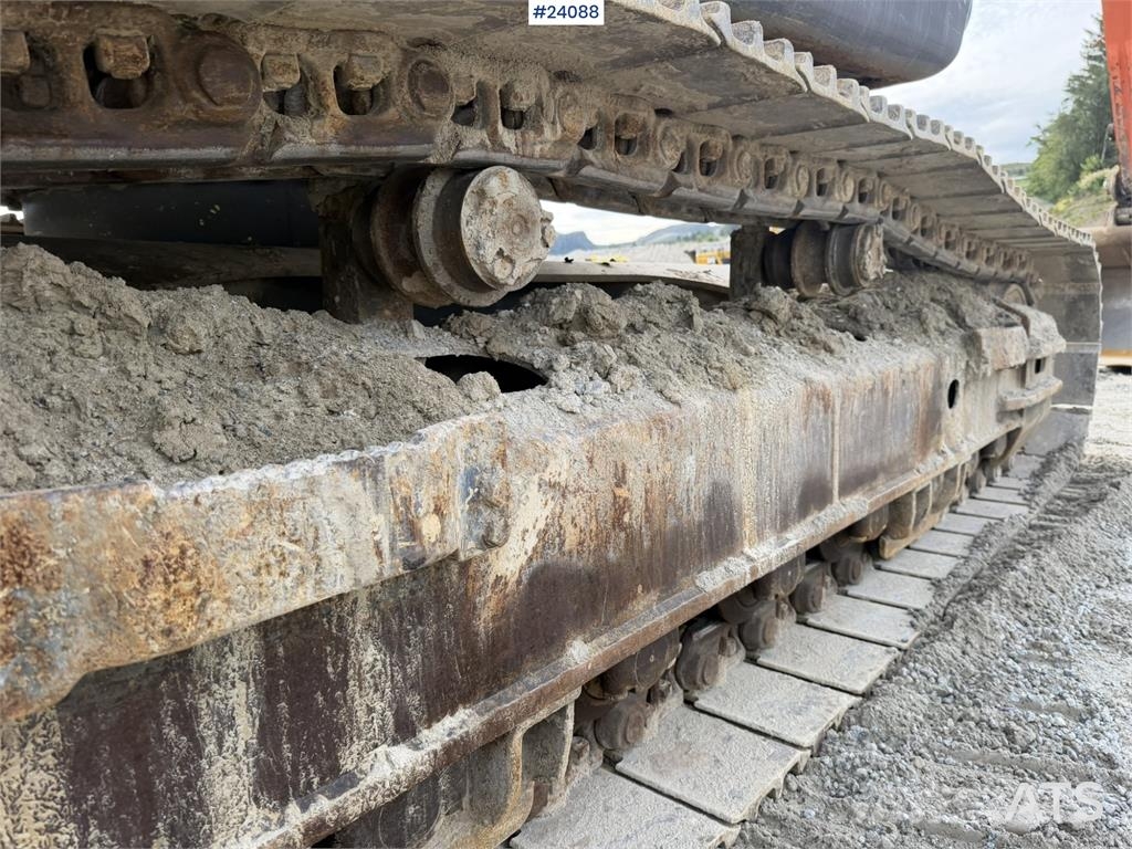 Doosan DX300 LC-5 excavator with digging bucket Rupsgraafmachines