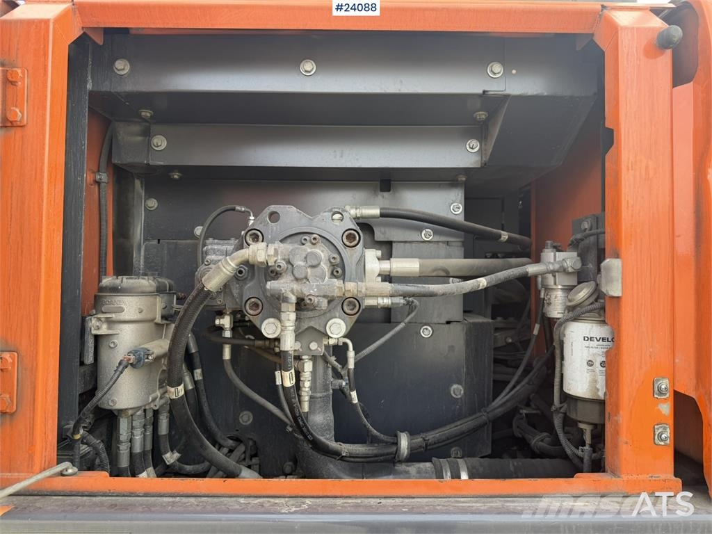 Doosan DX300 LC-5 excavator with digging bucket Rupsgraafmachines