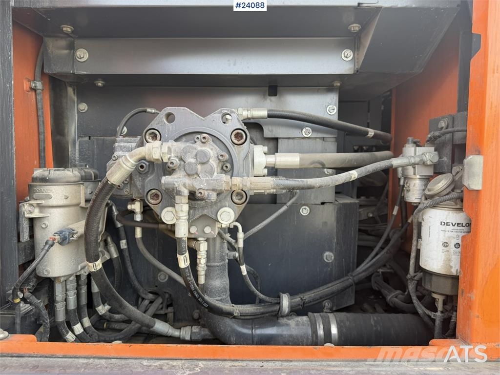 Doosan DX300 LC-5 excavator with digging bucket Rupsgraafmachines