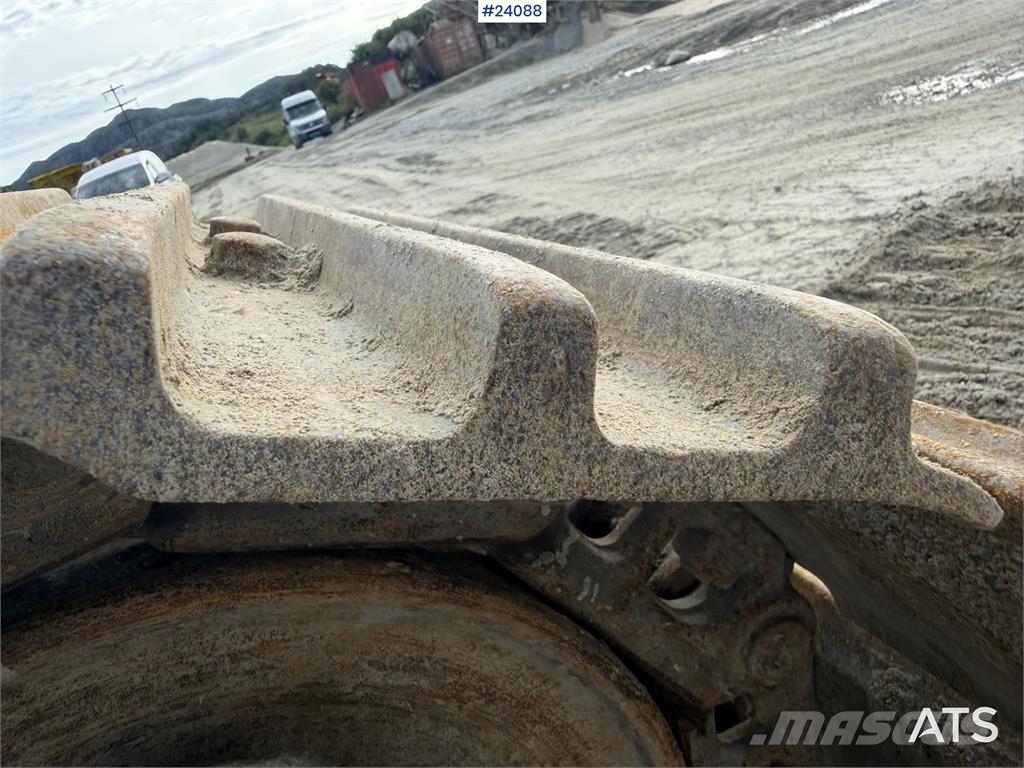 Doosan DX300 LC-5 excavator with digging bucket Rupsgraafmachines