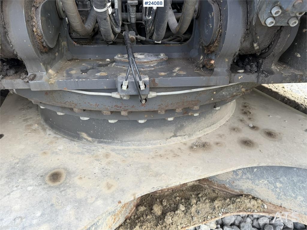 Doosan DX300 LC-5 excavator with digging bucket Rupsgraafmachines