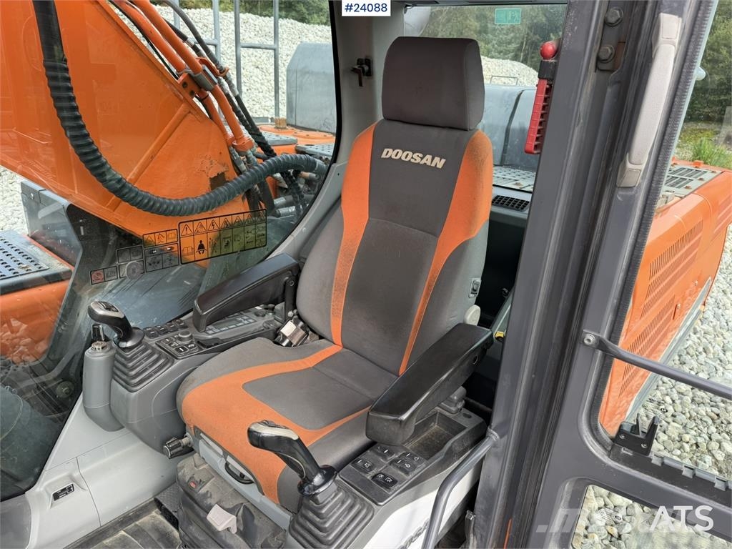 Doosan DX300 LC-5 excavator with digging bucket Rupsgraafmachines