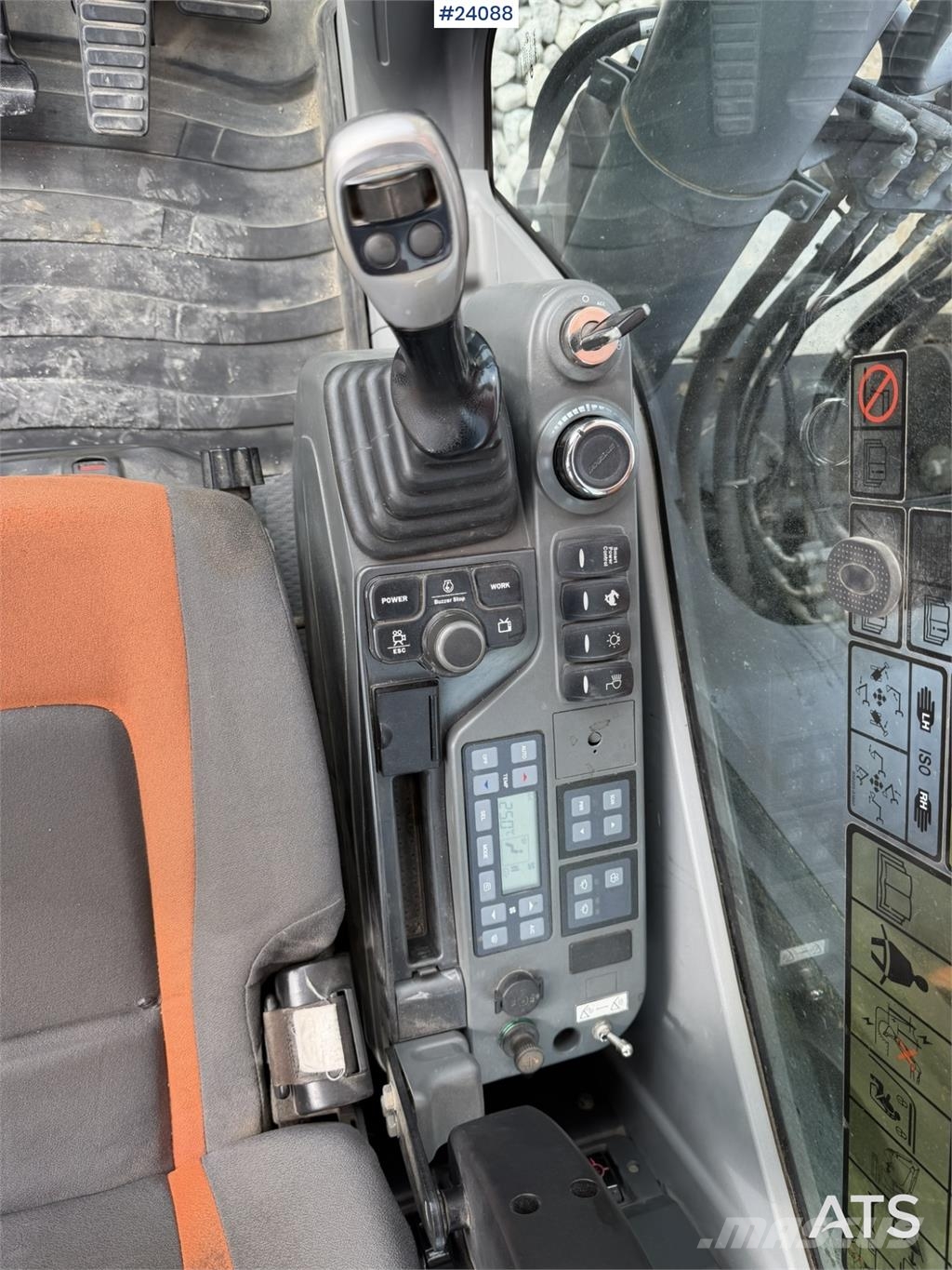 Doosan DX300 LC-5 excavator with digging bucket Rupsgraafmachines