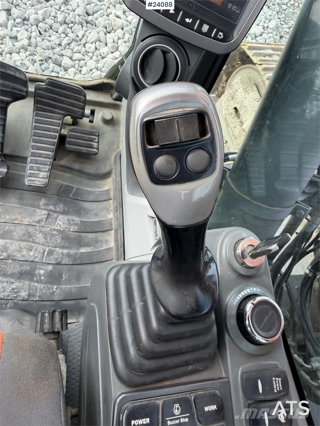 Doosan DX300 LC-5 excavator with digging bucket Rupsgraafmachines