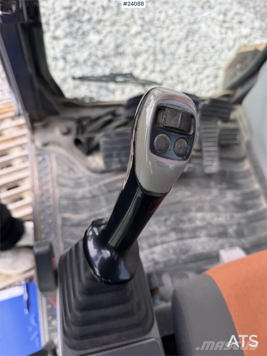 Doosan DX300 LC-5 excavator with digging bucket Rupsgraafmachines