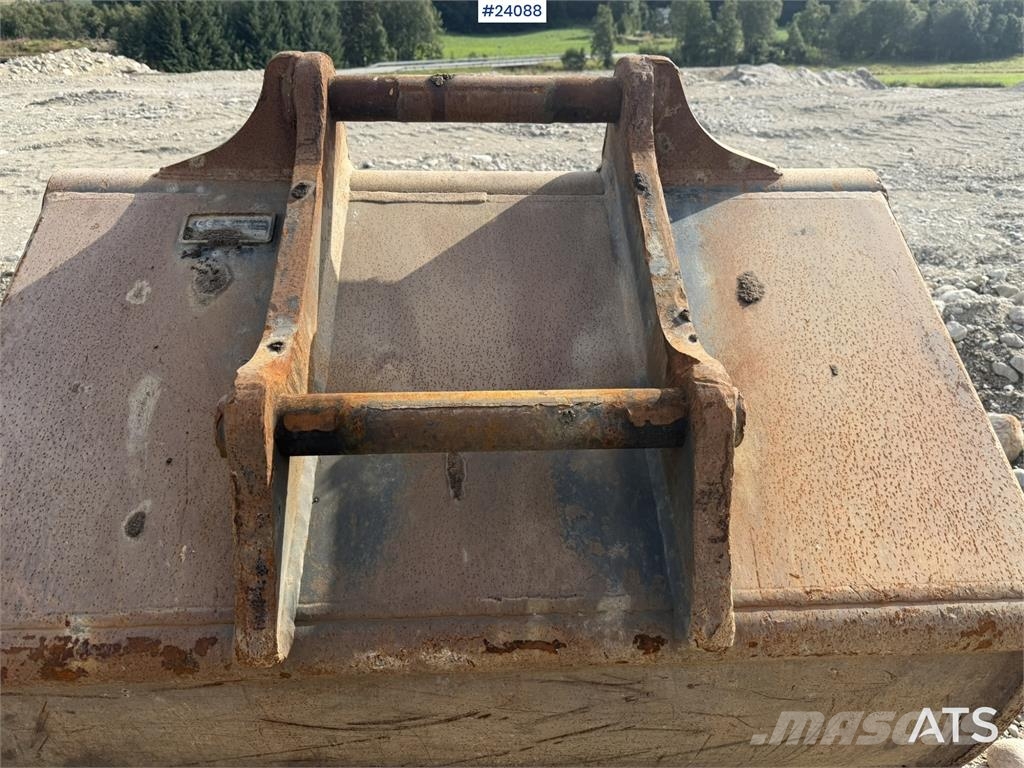 Doosan DX300 LC-5 excavator with digging bucket Rupsgraafmachines