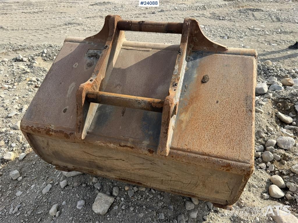 Doosan DX300 LC-5 excavator with digging bucket Rupsgraafmachines