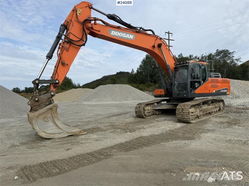 Doosan DX300 LC-5 excavator with digging bucket Rupsgraafmachines