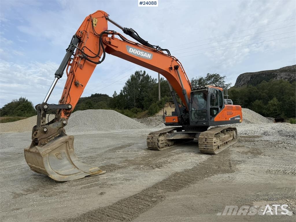 Doosan DX300 LC-5 excavator with digging bucket Rupsgraafmachines