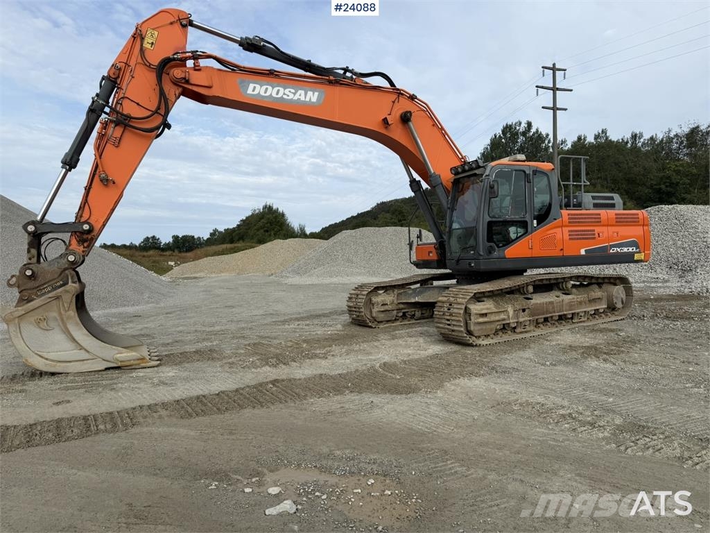 Doosan DX300 LC-5 excavator with digging bucket Rupsgraafmachines