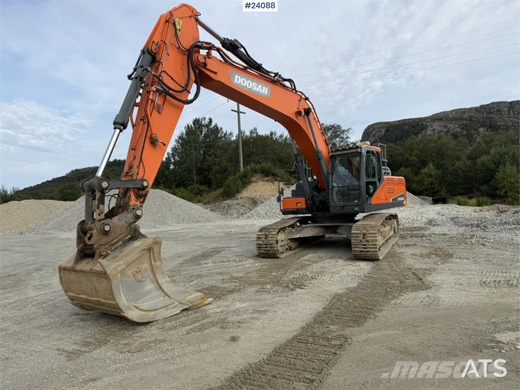 Doosan DX300 LC-5 excavator with digging bucket Rupsgraafmachines