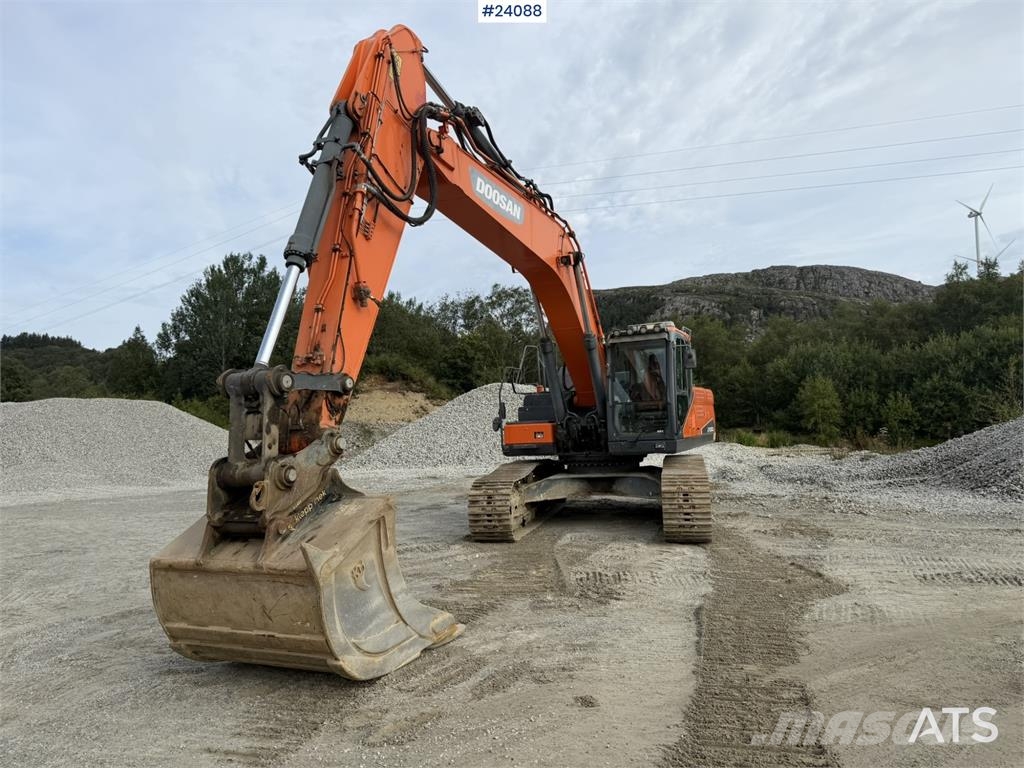 Doosan DX300 LC-5 excavator with digging bucket Rupsgraafmachines