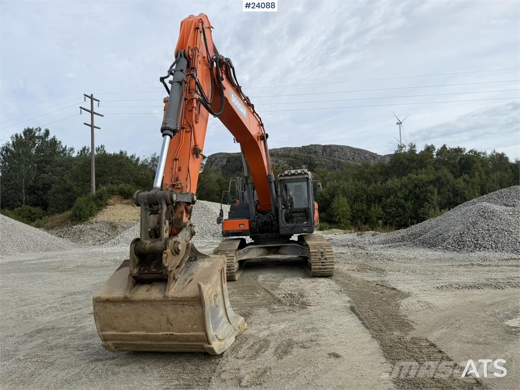 Doosan DX300 LC-5 excavator with digging bucket Rupsgraafmachines