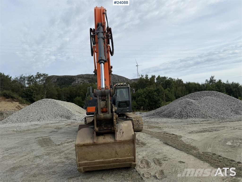 Doosan DX300 LC-5 excavator with digging bucket Rupsgraafmachines