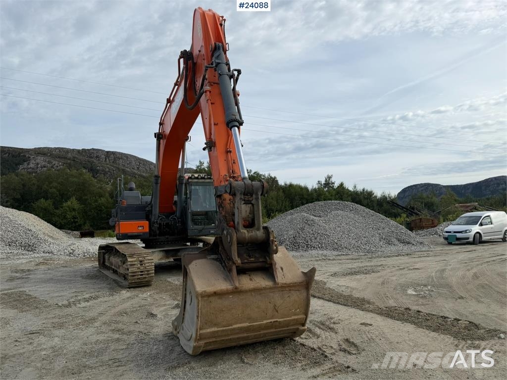 Doosan DX300 LC-5 excavator with digging bucket Rupsgraafmachines