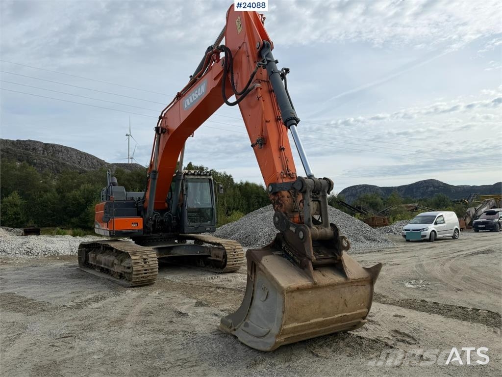 Doosan DX300 LC-5 excavator with digging bucket Rupsgraafmachines