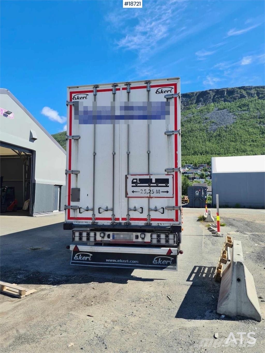 Ekeri 3-axle cabinet semitrailer w/ full side opening. نصف مقطورات ذات هيكل صندوقي