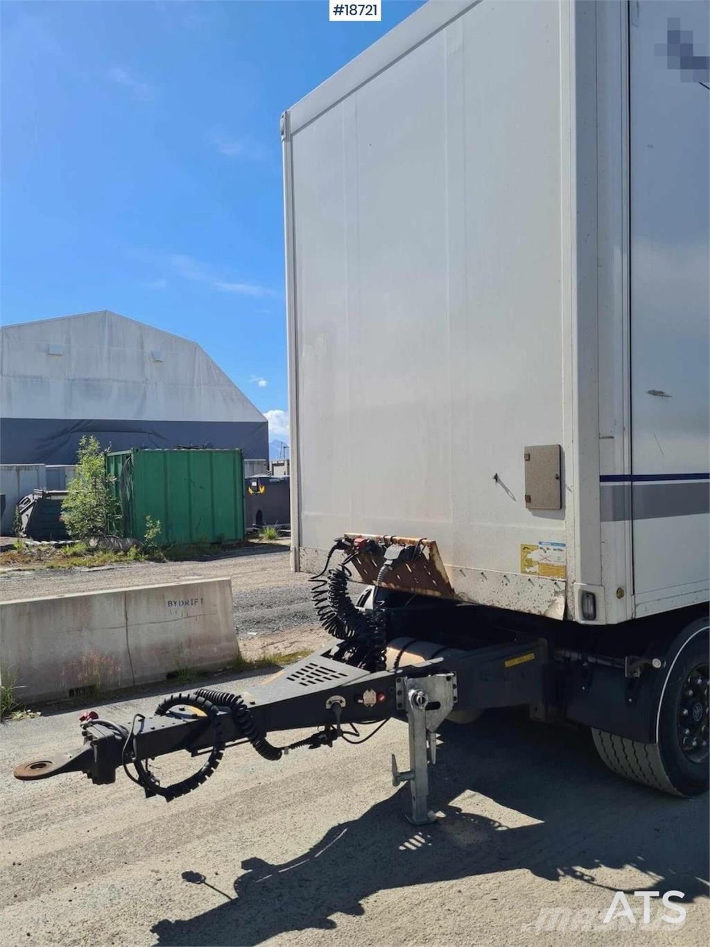 Ekeri 3-axle cabinet semitrailer w/ full side opening. نصف مقطورات ذات هيكل صندوقي