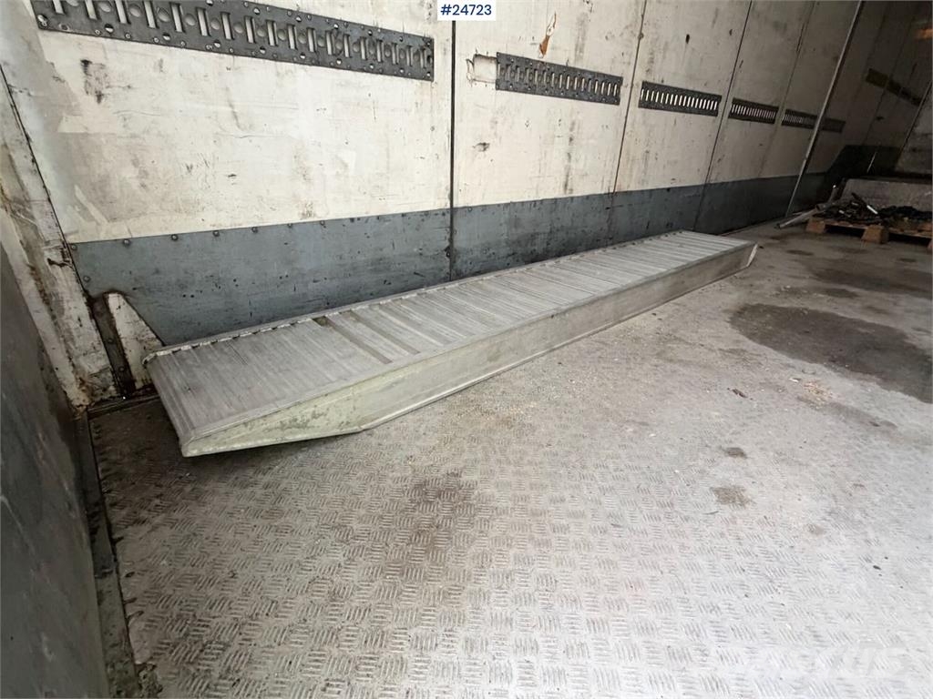 Ekeri Box semi-trailer with aluminium ramps Andre semitrailere