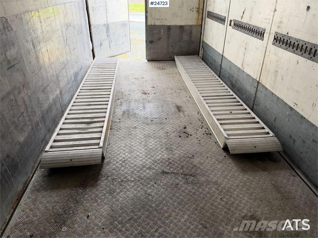 Ekeri Box semi-trailer with aluminium ramps Andre semitrailere