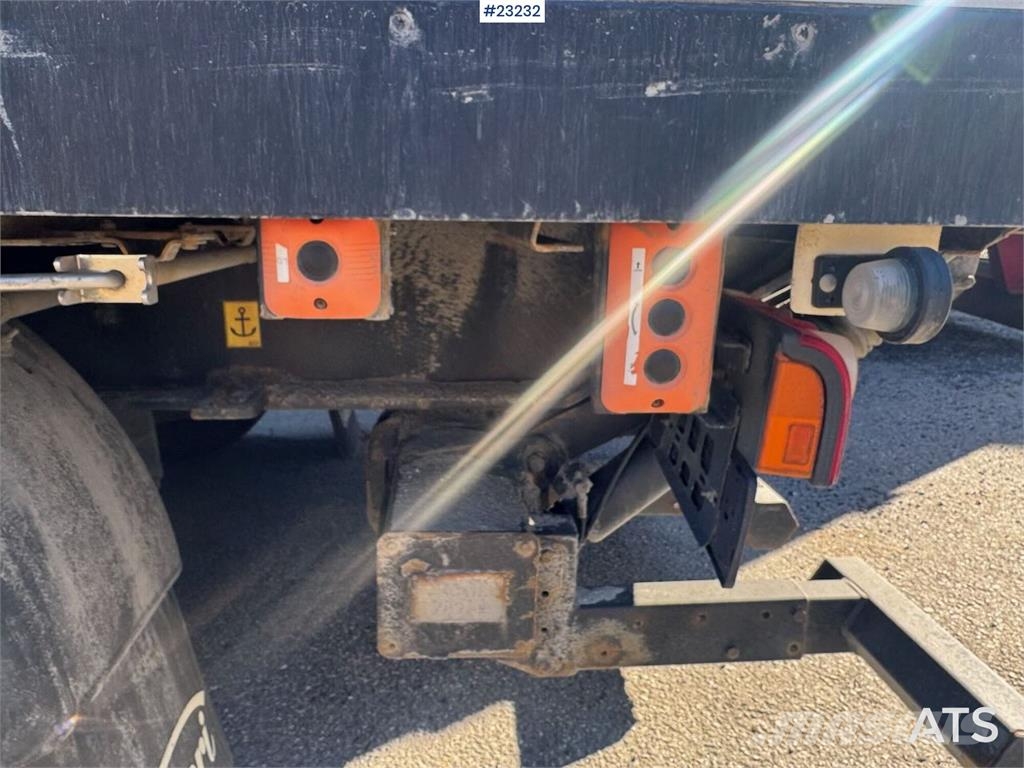 Ekeri box semi-trailer with full side opening and lift نصف مقطورات ذات هيكل صندوقي