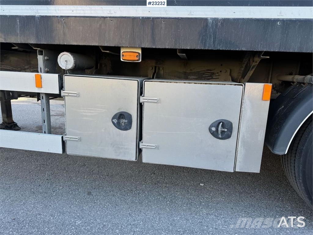Ekeri box semi-trailer with full side opening and lift نصف مقطورات ذات هيكل صندوقي