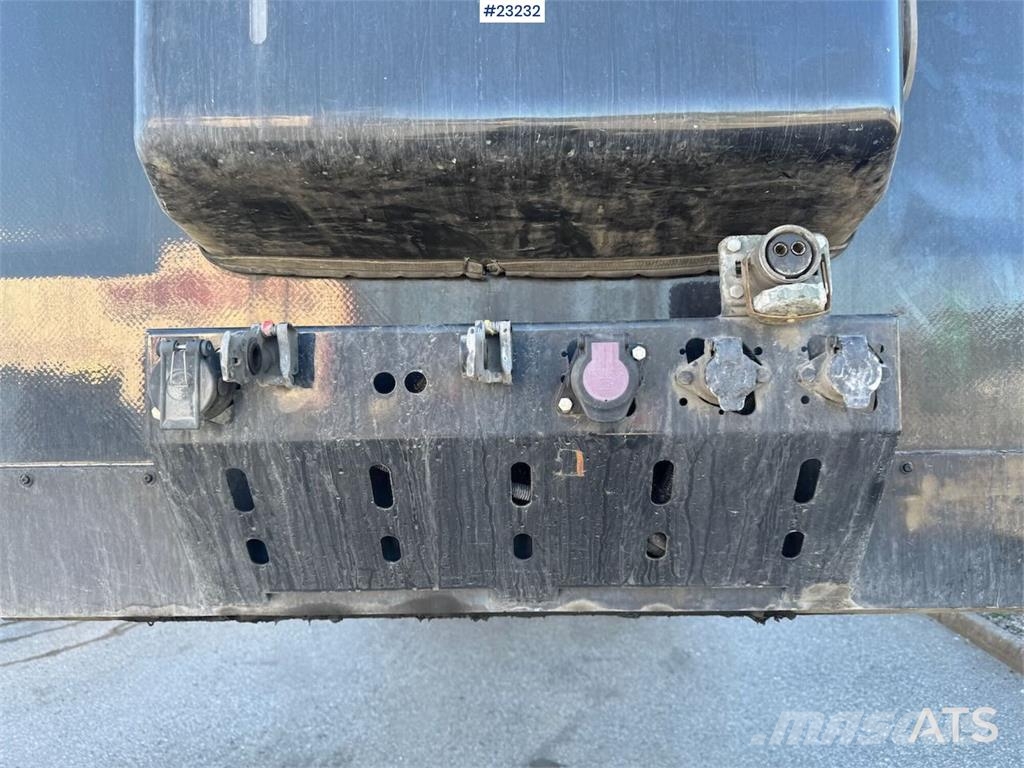 Ekeri box semi-trailer with full side opening and lift نصف مقطورات ذات هيكل صندوقي