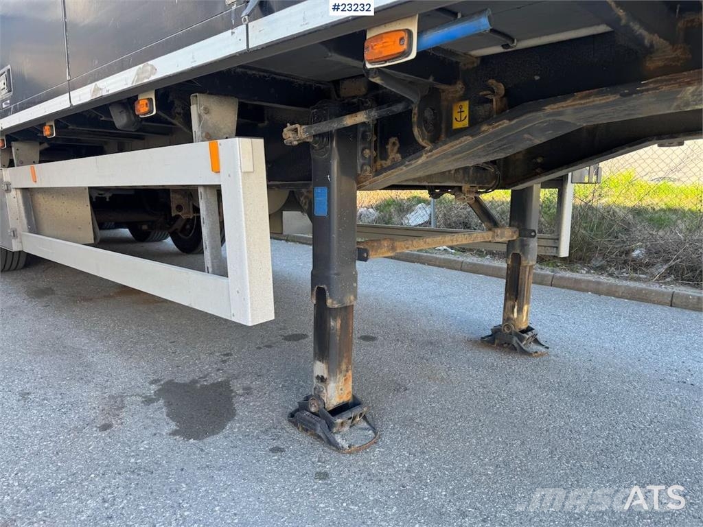 Ekeri box semi-trailer with full side opening and lift نصف مقطورات ذات هيكل صندوقي